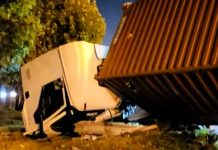 Un camión chocó contra dos autos en la Panamericana y terminó volcado: hay un herido