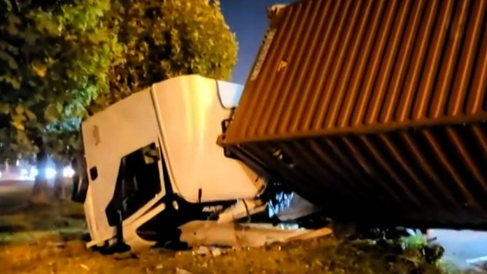 Un camión chocó contra dos autos en la Panamericana y terminó volcado: hay un herido