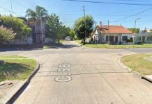 Una jubilada casi se cayó en una alcantarilla en La Plata, luego de que se robaran la tapa