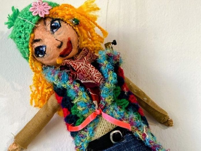 300 muñecas “Emperifolladas”: una artista plástica las creó junto a su madre con Alzheimer en pandemia y se exhiben en una muestra