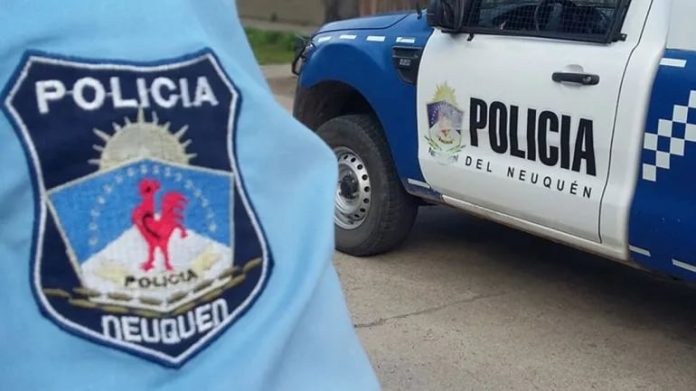 Atacaron con botellas y fierros a tres policías que intentaban intervenir en una pelea familiar en Neuquén