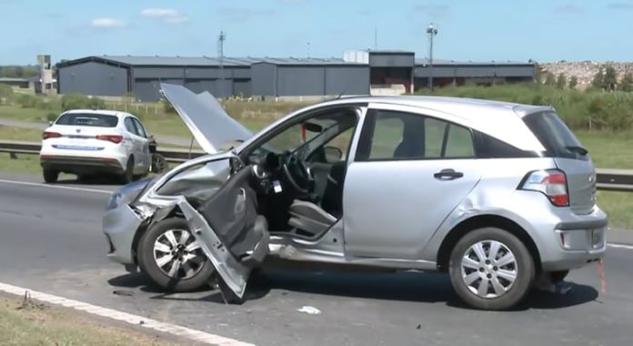 Choque en la autopista Rosario-Buenos Aires: una mujer quedó atrapada y tuvo que ser rescatada