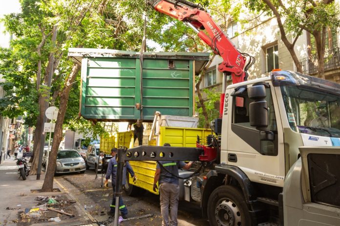 El Gobierno porteño retiró más de 100 puestos de diarios y flores en desuso para generar espacio en las veredas