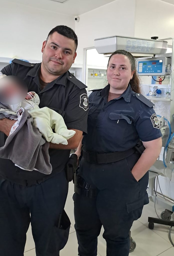 Encontraron un bebé recién nacido abandonado dentro de una bolsa en Merlo: investigan quién lo dejó en la vereda