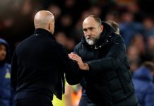 Intentó saludar al técnico rival, pero se confundió de persona y su reacción se hizo viral: “Momento incómodo”