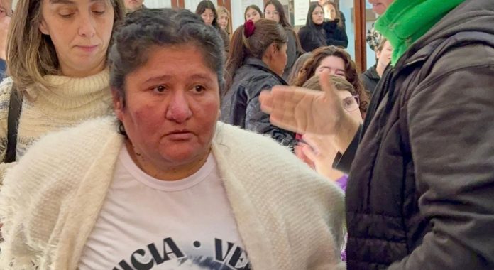 La mamá de Johana Ramallo se descompensó, tras escuchar los detalles de cómo la encontraron: suspendieron la audiencia