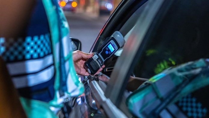 Manejaba borracho y chocó contra dos autos y un móvil policial: triplicó el límite permitido de alcohol en sangre