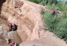 Mendoza: rescataron a una mujer que cayó en un pozo de 5 metros que se generó en un canal