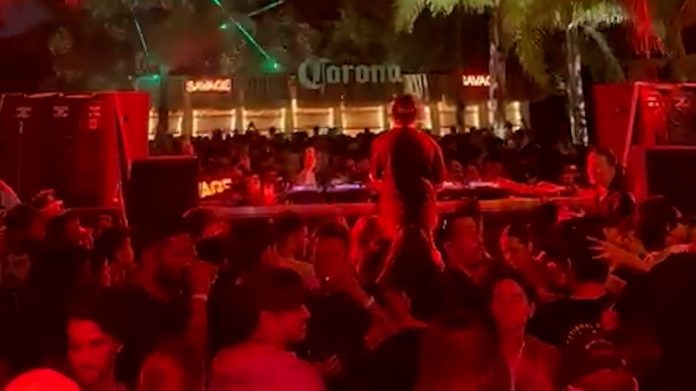 Pánico en Costanera Norte: el momento en el que se desprende la estructura del escenario en un boliche y cae sobre el público