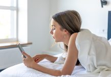 Qué es el “doomscrolling”, la práctica en redes que aumenta la ansiedad y fatiga mental