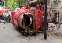 Susto en Villa Urquiza: volcó un camión que cargaba cemento y el conductor quedó atrapado