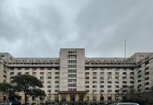 Un abogado con la matrícula suspendida amenazó a una jueza laboral con prenderla fuego