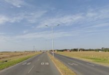 Un motociclista perdió el control y sufrió un brutal accidente contra un poste de luz en la Ruta 11: murieron dos personas