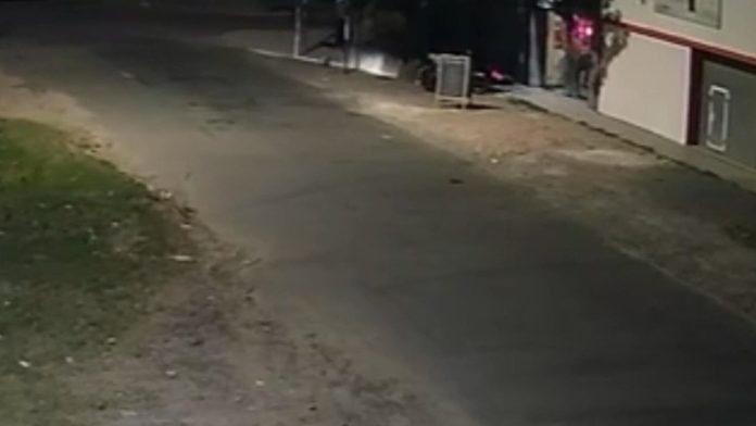 Violento asalto de motochorros a un kiosquero en La Plata: se resistió, recibió cuatro disparos y todo quedó filmado