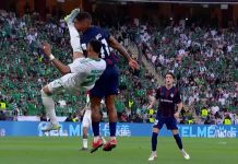 Intentó despejar la pelota de chilena, pero le dio una brutal patada en el rostro a un rival y lo dejó inconsciente