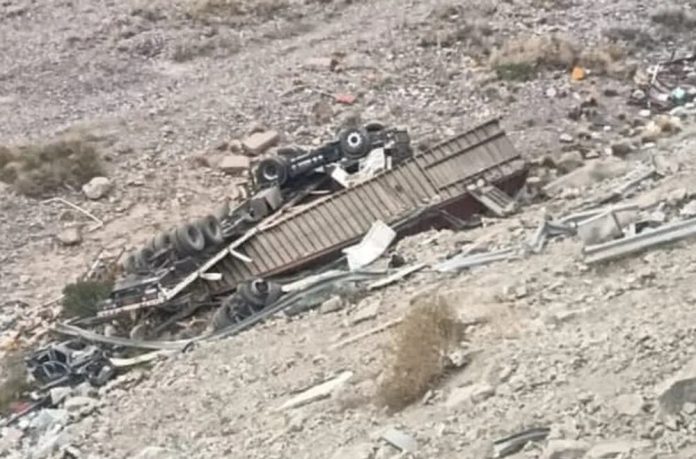 Mendoza: un camión desbarrancó en el paso a Chile, el conductor se tiró antes y se salvó de milagro