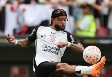 Polémica por el viaje en helicóptero de una estrella del fútbol de Brasil para llegar al estadio de su club: “Hace lo que quiere”