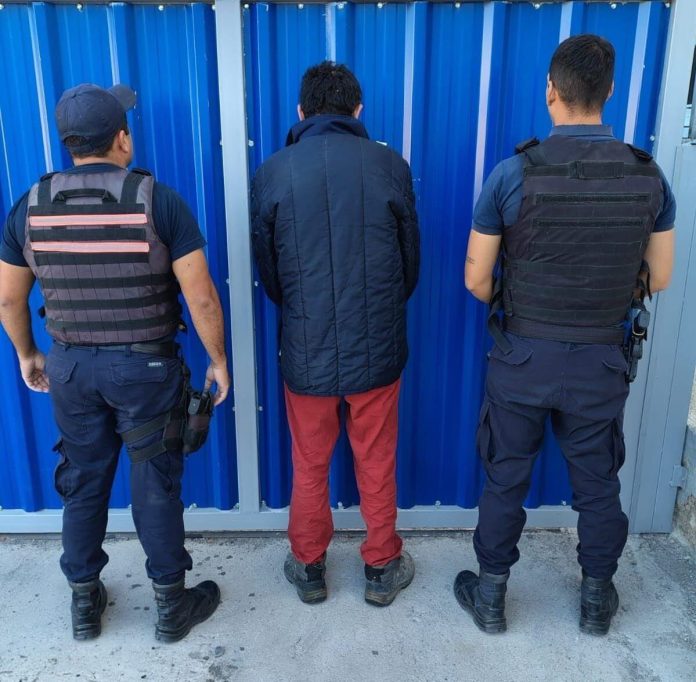 Un hombre intentó matar a su pareja en la habitación de un hotel y amenazó con quitarse la vida antes de ser detenido