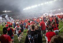 El ataque con bengalas contra los jugadores y la hinchada rival en el final de un clásico en Europa que recorre el mundo