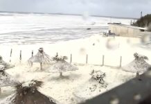 ¿“El Eternauta” en Quequén?: la espuma marina creó un paisaje “nevado” en la costa bonaerense