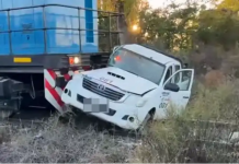 Mendoza: un tren de carga embistió una camioneta en un cruce de barrera y la arrastró 100 metros