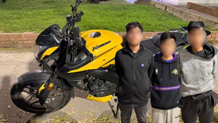 Tres adolescentes robaron una moto y fueron detenidos en la Villa 15: uno de los menores, de 13 años, tenía seis antecedentes