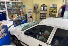 Video: Un auto chocó con otro y terminó adentro de una farmacia en La Plata