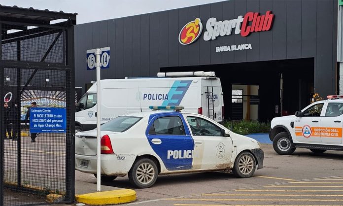 Conmoción en Bahía Blanca: un hombre se apoyó sobre una pared falsa de un gimnasio, cayó al vacío y murió