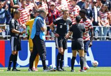 El misterioso “jugo de pepinillos” que tomó un árbitro tras sufrir una lesión en pleno partido del Mundial