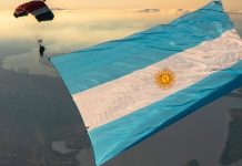 El paracaidista que cumple el sueño de hacer volar la bandera más grande de América sobre el cielo de Rosario
