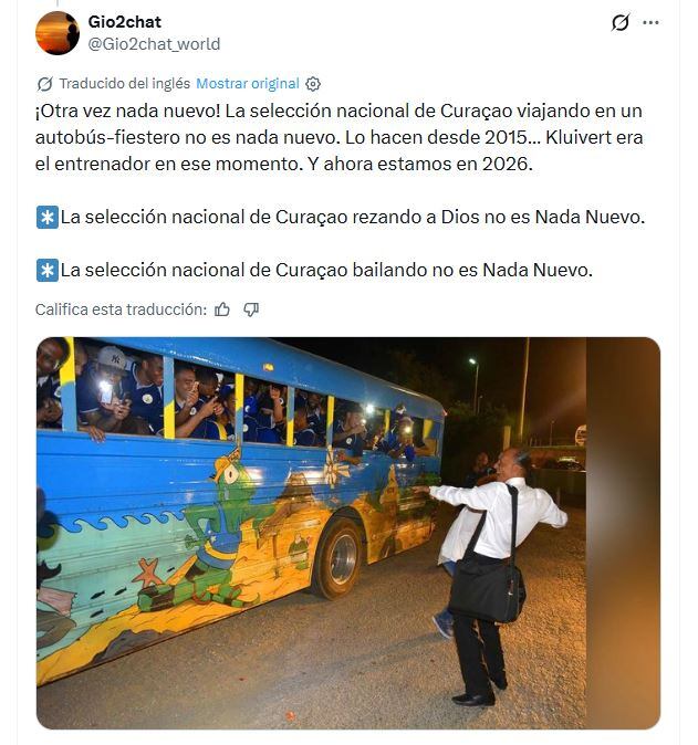 En un micro escolar, sin ventanas y a todo ritmo: la llamativa llegada al partido despedida de una selección que jugará el Mundial