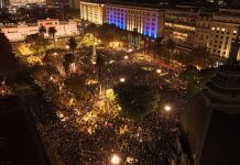 La Plaza de Mayo despide al Indio Solari con música, llanto, abrazos y pogo: “Hoy se murió el poeta de mi vida”