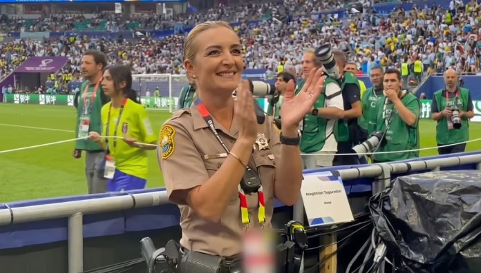 La policía uruguaya que se viralizó por cantar el himno mientras trabaja en el estadio de Miami