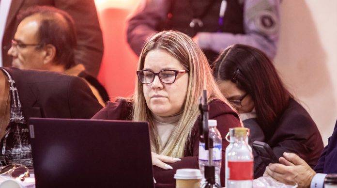 Sentada junto a los defensores: quién es Elizabeth Cutaia, la imputada que ejerce su propia defensa en el juicio por Loan