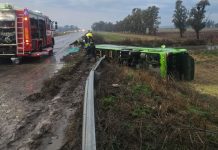 Carmen de Areco: un micro cayó de un puente en la ruta 7 y hay varios heridos