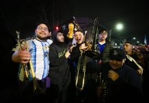 El túnel de Caseros se convirtió otra vez en una fiesta con el trombón de Joaquín Agüero
