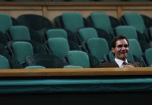 La solitaria imagen de Roger Federer en las tribunas de Wimbledon durante un partido que recorre el mundo