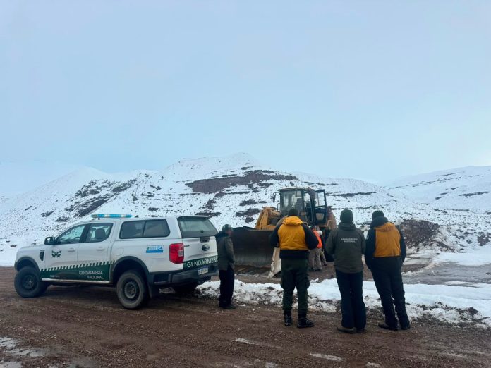 Las consecuencias de las intensas nevadas en el país: rescates, accidentes viales, suspensión de clases y pasos fronterizos cerrados
