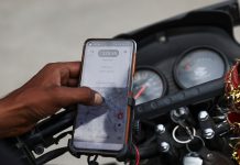 Otro violento robo a un conductor de aplicación en La Plata: lo golpearon y se llevaron su moto