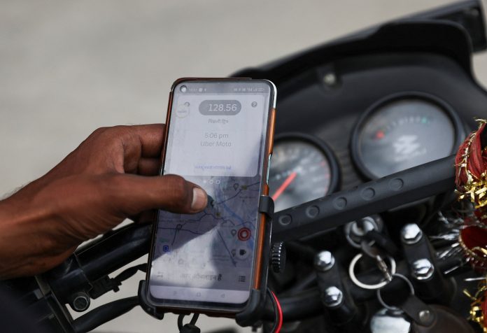Otro violento robo a un conductor de aplicación en La Plata: lo golpearon y se llevaron su moto