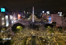 Pese a la derrota de Argentina, miles de personas se concentran en el Obelisco: las fotos desde el dron de Infobae