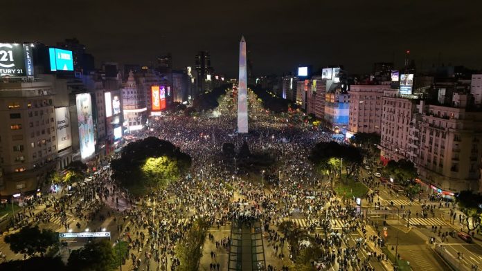 Pese a la derrota de Argentina, miles de personas se concentran en el Obelisco: las fotos desde el dron de Infobae