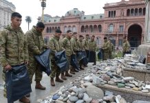 Por los festejos del Mundial, retiraron de Plaza de Mayo las piedras en homenaje a las víctimas de COVID-19