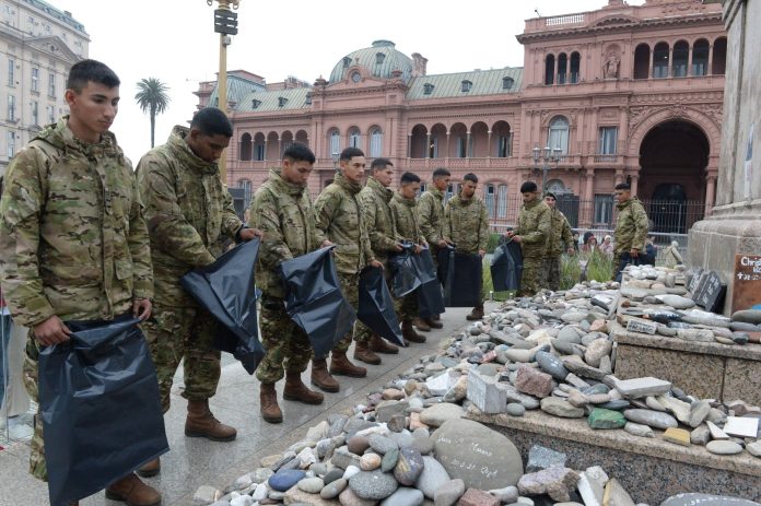 Por los festejos del Mundial, retiraron de Plaza de Mayo las piedras en homenaje a las víctimas de COVID-19