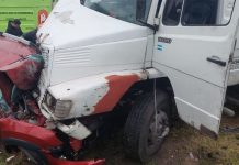 Trágico choque entre un camión y una camioneta en La Plata: una mujer murió y una menor resultó herida