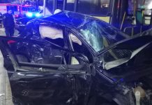 Un auto quedó destruido tras colisionar con un colectivo de línea en el barrio de Palermo