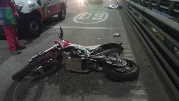 Un motociclista de 41 años murió tras un choque con un auto en la autopista 9 de Julio