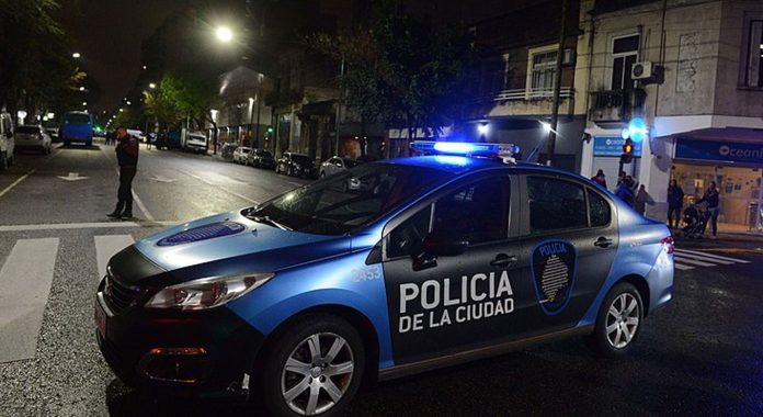 Una joven de 24 años iba en moto con su amiga y murió al chocar contra una camioneta en Pompeya