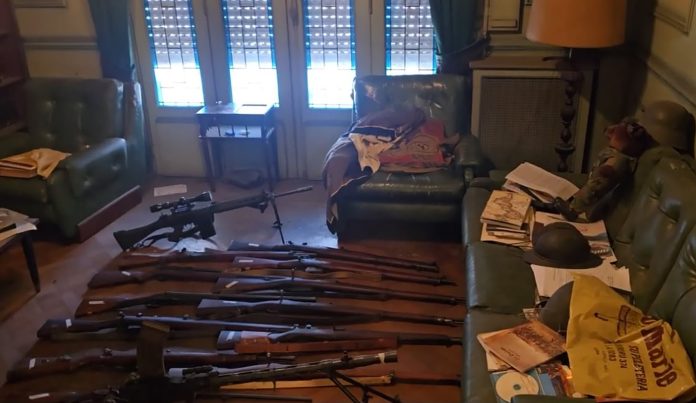 Un llamado al SAME por una descompensación reveló un arsenal y símbolos nazis en la casa de un hombre de 89 años