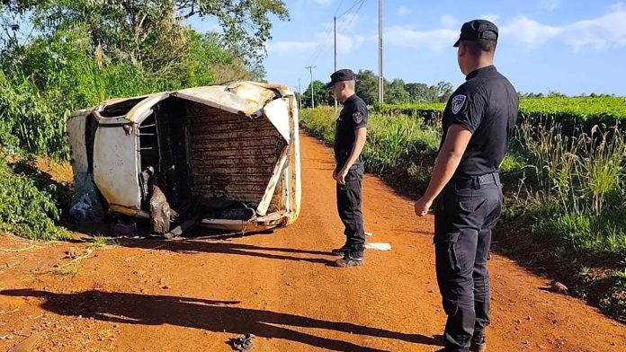 Un hombre manejaba alcoholizado con sus hijos en Misiones y volcó: uno de los menores murió y el otro está en estado crítico